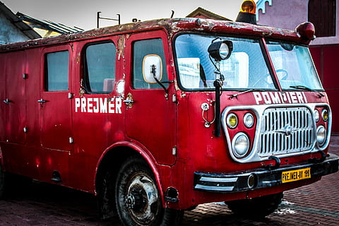 rot, Feuerwehrauto, Blau, Himmel, tagsüber, blaue Himmel, Auto, Transport, Landfahrzeug, britische Kultur, Rettungsdienste, englische Kultur, Rettung, keine Leute, Bus, Transportart, Unfälle und Katastrophen, Tag, draußen, Transportmittel, LKW, Stadt, die Architektur, Reise, öffentliche Verkehrsmittel, Straße, Kraftfahrzeug, Besetzung, Nummer, Text, Natur, 5K, CC0, gemeinfrei, lizenzfrei