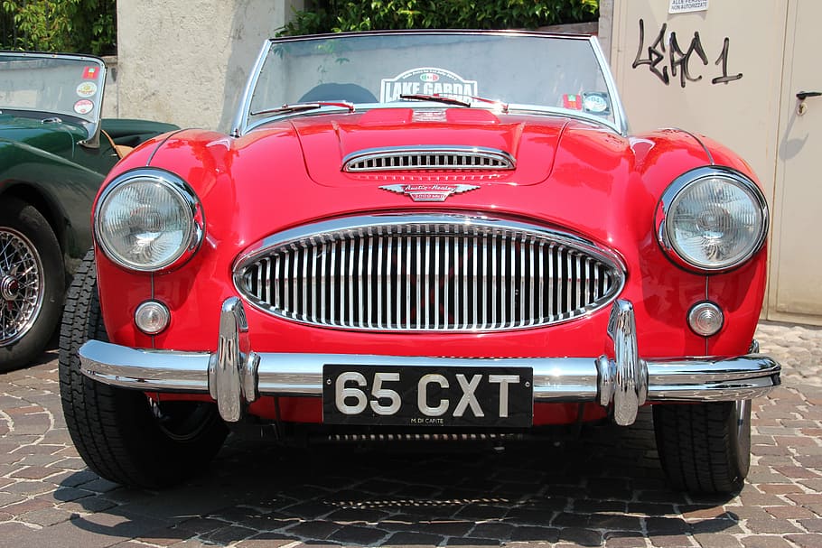 oldtimer, vell, automàtic, clàssic, cotxe antic, raresa, automòbil de cotxes d'època, manera de transport, vehicle terrestre, automòbil, transport, cotxe, estil retro, vermell, cotxe d'època, estacionari, text, ciutat, faro, vista frontal, dia, metall, cap gent, arquitectura, a l'aire lliure, antiguitat, luxe, 5K