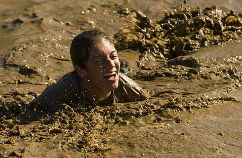 persona, submergit, fang, gatejar, competició, carrera, obstacle, peus, aigua, sabates, esport, atleta, aptitud, moviment, actiu, gent, formació, dona, a l'aire lliure, femella, platja, naturalesa, una persona, activitat d'oci, brutícia, infància, estils de vida, homes, nen, persones reals, llum solar, terra, tirada al cap, mascles, emoció, retrat, dia, brut, boca oberta, 1080P, CC0, domini públic, lliure de regalies