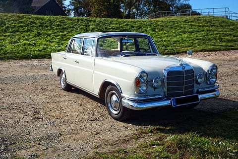 mercedes, oldtimer, automàtic, clàssic, mercedes benz, restaurada, cotxe, passat de moda, estil retro, vell, cotxe d'època, antiguitat, obsoleta, transport, cotxe de col·leccionista, vehicle terrestre, nostàlgia, a l'aire lliure, cap gent, mode de transport, conduir, dia, escena rural, manera de transport, automòbil, planta, camp, arbre, terra, naturalesa, estacionari, viatjar, carretera, 2K