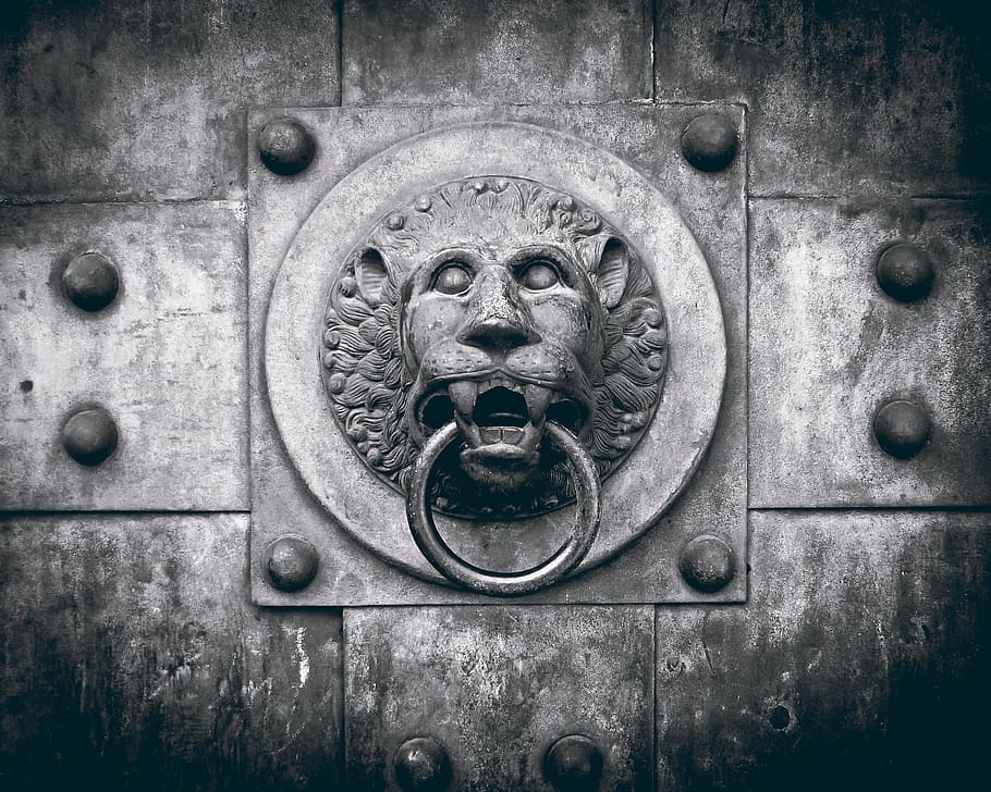 foto in scala di grigi, battente del cancello del leone, porta, battiporta, metallo, ingresso, vecchio, Leone, maniglia, obbiettivo, adattamento, porta della chiesa, manico in metallo, nero bianco, facciata della chiesa, Entrata, leone - felino, architettura, cancello, rappresentazione, arte e artigianato, rappresentazione umana, avvicinamento, nessuno, creatività, mestiere, protezione, giorno, sicurezza, intaglio - prodotto artigianale, fotogramma intero, sfondi, all'aperto, 2K