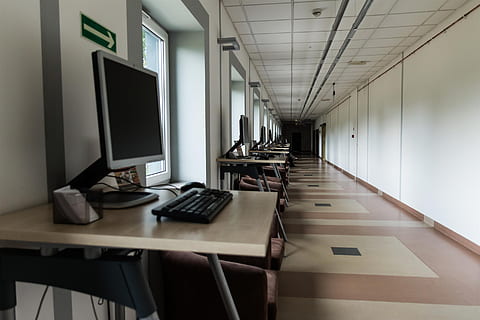 slukket, grå, flad, skærm, overvåge, skrivebord, bibliotek, Bestil, læsning, computere, uddannelse, viden, leje, Kielce, denne bog er, bøger i biblioteket, Læs, bord, møbel, indendørs, teknologi, ingen mennesker, kontor, sæde, forretning, tom, stol, fravær, computer, moderne, desktop pc, dag, virksomhedernes forretning, forbindelse, meddelelse, vindue, loft, tastatur, 2K, CC0, offentligt domæne, royaltyfrie