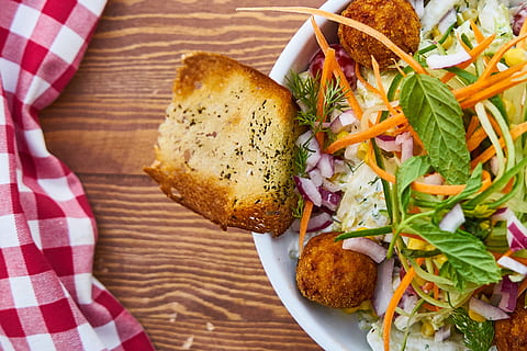 Gemüsesalat, Toastbrot, serviert, Weiß, Keramik, Schüssel, Salat, Brot, Tabelle, Hintergrund, Frühstück, Käse, Lebensmittel, Entgiftung, Holz, Morgen, Tomate, Ernährung, gesundes Essen, niemand, gesund, Nahansicht, Diät, Foto, frisch, Küche, Produktfoto, köstlich, gesunder Lebensstil, wunderschönen, Ein Picknick haben, Ei, Makro, Fotografie, Essen Foto, Gesundheit, Grün, Essen und Trinken, Frische, Gemüse, fertig für den Verzehr, High Angle View, Teller, drinnen, Stillleben, direkt darüber, keine Leute, Serviergröße, Wohlbefinden, Mahlzeit, Fleisch, Rucola, Kraut, Garnierung, 4K, CC0, gemeinfrei, lizenzfrei