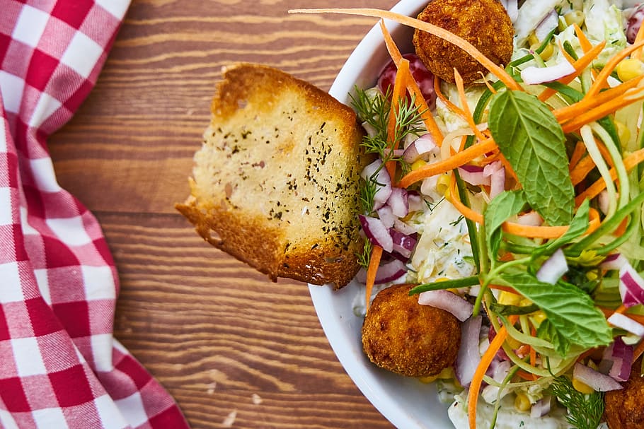 Gemüsesalat, Toastbrot, serviert, Weiß, Keramik, Schüssel, Salat, Brot, Tabelle, Hintergrund, Frühstück, Käse, Lebensmittel, Entgiftung, Holz, Morgen, Tomate, Ernährung, gesundes Essen, niemand, gesund, Nahansicht, Diät, Foto, frisch, Küche, Produktfoto, köstlich, gesunder Lebensstil, wunderschönen, Ein Picknick haben, Ei, Makro, Fotografie, Essen Foto, Gesundheit, Grün, Essen und Trinken, Frische, Gemüse, fertig für den Verzehr, High Angle View, Teller, drinnen, Stillleben, direkt darüber, keine Leute, Serviergröße, Wohlbefinden, Mahlzeit, Fleisch, Rucola, Kraut, Garnierung, 4K