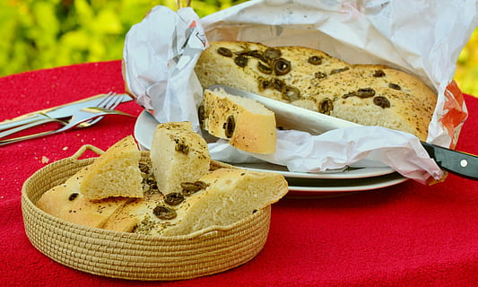 Fladenbrot, Brot, Olivenbrot, backen, gebacken, Mittelmeer, Backwaren, Teig, Bäckerei, Grill, Garten, Lebensmittel, Essen und Trinken, Essgeschirr, Küchenutensilien, fertig für den Verzehr, Süßes Essen, Teller, Kuchen, Frische, Süss, Dessert, Stillleben, Messer, Gabel, Scheibe, Tabelle, keine Leute, ungesunde Ernährung, Tischmesser, Versuchung, 4K, CC0, gemeinfrei, lizenzfrei