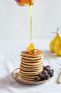 brood, voedsel, bord, tafel, smakelijk, ontbijt, detailopname, heerlijk, fruit, eigengemaakt, aflaat, pannekoeken, kleverig, suiker, zoet, siroop, lekker, eten en drinken, zoet eten, versheid, binnenshuis, klaar om te eten, focus op de voorgrond, toetje, honing, verleiding, geen mensen, gieten, stilleven, cake, 4K, CC0, publiek domein, royaltyvrij