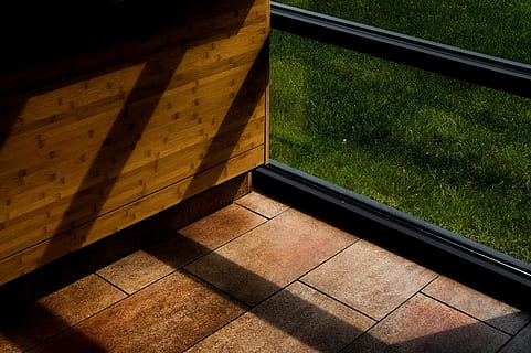 brun treboks, brun, flislagt, gulv, ved siden av, tre, kabinett, svart, innrammet, glassvindu, kutte opp, grønn, trapp, ingen folk, utendørs, trinn, arkitektur, tre - materiale, dag, natur, høy vinkel visning, gress, innendørs, anlegg, sollys, vindu, bygget struktur, vann, skygge, grønn farge, mønster, land, 4K, CC0, offentlig domene, opphavsrett gratis