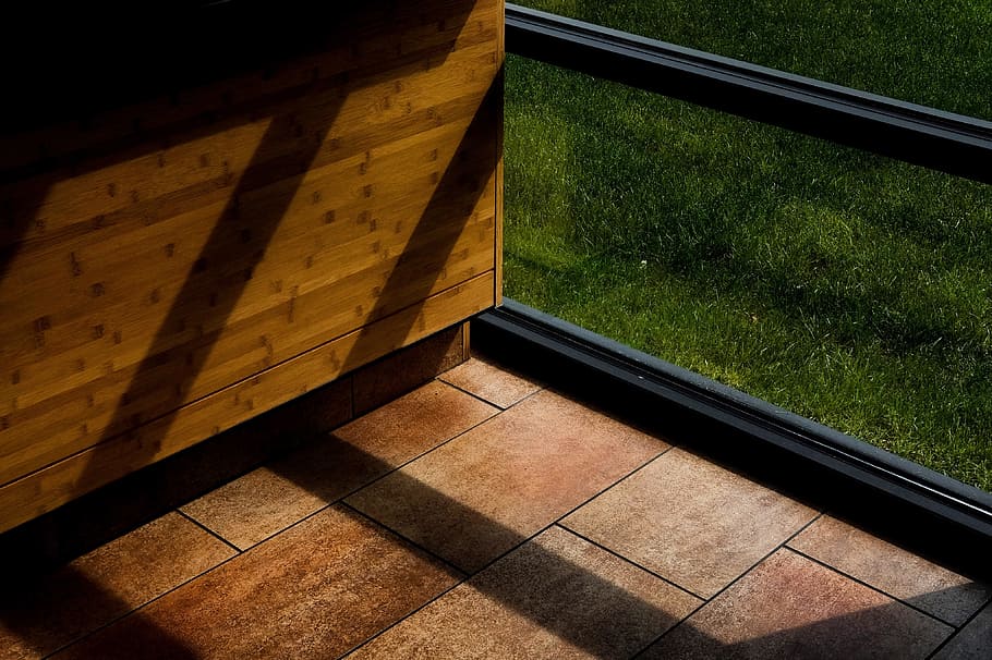 brun træ kasse, Brun, flisebelagt, etage, ved siden af, træ-, skab, sort, indrammet, glas vindue, skære, grøn, trappe, ingen mennesker, udendørs, trin, arkitektur, træ - materiale, dag, natur, høj vinkel visning, græs, indendørs, plante, sollys, vindue, bygget struktur, gulve, vand, skygge, grøn farve, mønster, jord, 4K