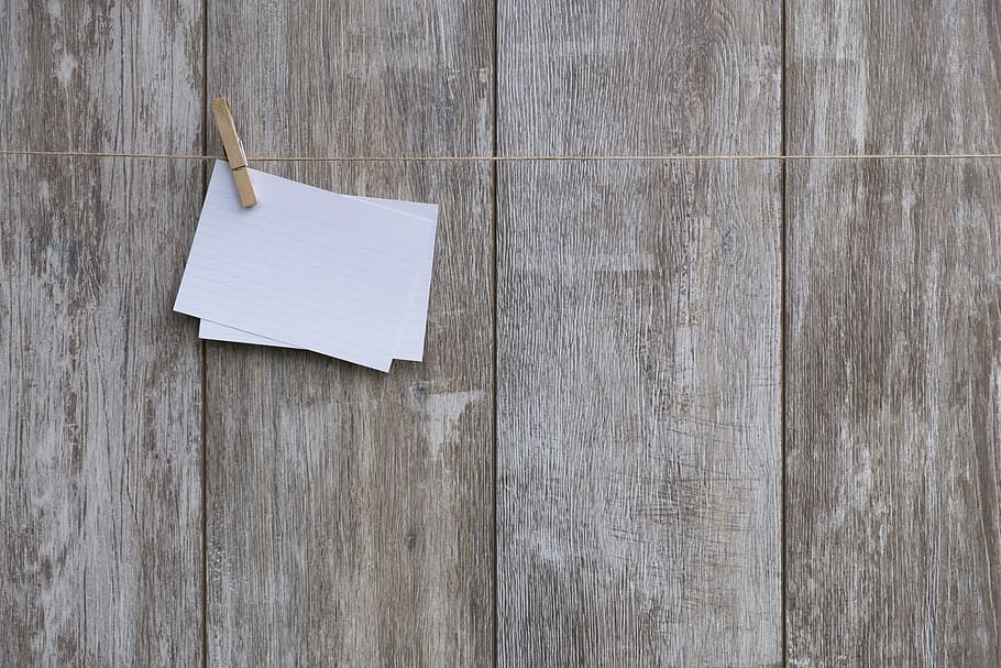 carta bianca, Nota, Stickies, elenco, promemoria, carta, ufficio, organizzazione, bloc notes, linguetta, indice, corda, linea di vestiti, Molletta da bucato, carta geografica, cartolina, invito, buono, legno - materiale, copia spazio, nessuno, vuoto, sospeso, tavolo, strutturato, in casa, sfondi, avvicinamento, direttamente sopra, natura morta, semplicità, Marrone, modello, Colore bianco, caratteristica della parete, nota - messaggio, lista di cose da fare, 5K