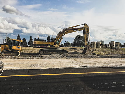 gul gravemaskine, kat, digger, smuds, mudder, silo, vej, himmel, skyer, gul, spor, træer, byggearbejde, byggeplads, bygge, bygning, maskineri, byggemaskiner, industri, transportmidler, earth mover, byggebranchen, transportform, dag, land køretøj, bulldozer, natur, sky - himmel, udvikling, by, ingen mennesker, konstruktion køretøj, udendørs, byggemateriale, industrielt udstyr, 1080P, CC0, offentligt domæne, royaltyfrie