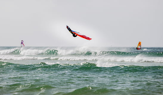 windsurf, bucle posterior, onades, saltar, esport, moviment, aigua, activitat d'oci, aventura, Esports extrems, esport aquàtic, gent, surf, alegria, dia, dues persones, naturalesa, onada, bellesa a la natura, joia, mar, escenics - natura, persona irreconeixible, habilitat, a l'aire lliure, emoció, 4K, CC0, domini públic, lliure de regalies