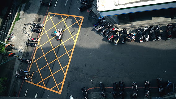 aereo, fotografia, assortito, moto, fotografia aerea, persone, strada, scena urbana, mezzi di trasporto, traffico, vita di città, grande gruppo di persone, giorno, all'aperto, città, folla, gruppo di persone, persone reali, vista dall'alto, architettura, uomini, cartello, donne, simbolo, adulto, marcatura, segnaletica stradale, a piedi, struttura costruita, 4K, CC0, dominio pubblico, privo di copyright
