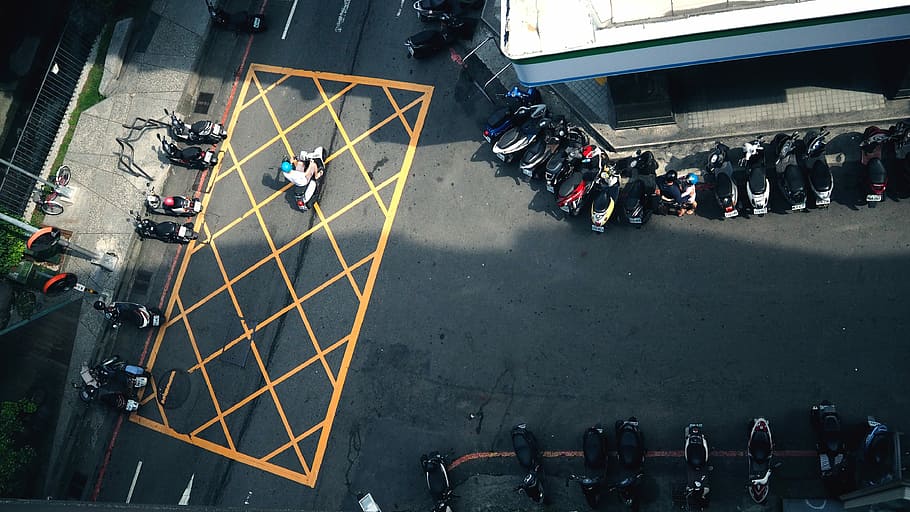 aereo, fotografia, assortito, moto, fotografia aerea, persone, strada, scena urbana, mezzi di trasporto, traffico, vita di città, grande gruppo di persone, giorno, all'aperto, città, folla, gruppo di persone, persone reali, vista dall'alto, architettura, uomini, cartello, donne, simbolo, adulto, marcatura, segnaletica stradale, a piedi, struttura costruita, 4K