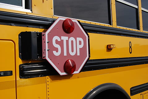 segnale di stop, autobus, giallo, scuolabus, mezzi di trasporto, modo di trasporto, testo, nessuno, rosso, veicolo terrestre, trasporto pubblico, segnale stradale, cartello, strada, giorno, lettera maiuscola, comunicazione, avvicinamento, sceneggiatura occidentale, all'aperto, 4K, CC0, dominio pubblico, privo di copyright