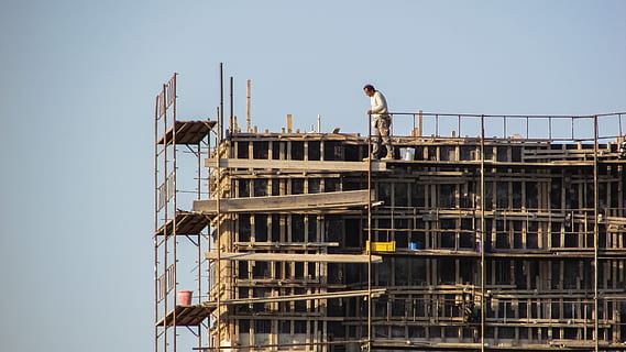 uomo, in piedi, impalcatura, costruzione, pericoloso, operaio edile, sicurezza, lavoro, industria di costruzioni, sito di costruzione, architettura, occupazione, struttura costruita, incompleto, esterno dell'edificio, cielo, industria, sviluppo, cielo sereno, uomini, giorno, natura, persone reali, all'aperto, 4K, CC0, dominio pubblico, privo di copyright