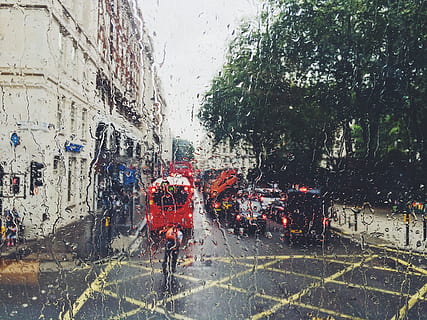 foto, vermell, autobús, carrer, finestra, home, durant el dia, clar, vidre, caiguda de pluja, edifici, gota de pluja, plovent, pluja, escena urbana, gent, vida de ciutat, ciutat, humit, a l'aire lliure, exterior de l'edifici, dia, transport, arquitectura, manera de transport, estructura construïda, vehicle terrestre, naturalesa, vidre - material, cotxe, automòbil, temporada de pluges, aigua, transparent, 2K, CC0, domini públic, lliure de regalies