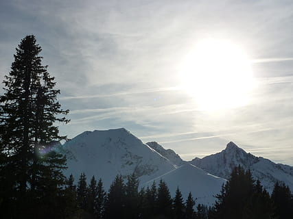 muntanyes, hivern, alpí, sol, llum de fons, cel, muntanya de gantrisch, suïssa, muntanya, bellesa a la natura, arbre, escenics - natura, naturalesa, Serra, planta, temperatura de fred, neu, llum solar, tranquil·litat, escena tranquil·la, brillant, medi ambient, raig de sol, cap gent, cim de muntanya, arbre de coníferes, muntanya nevada, pi, 2K, CC0, domini públic, lliure de regalies