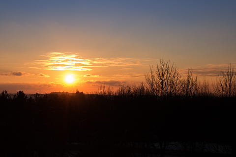 Sonnenuntergang, Winter, Himmel, Wolken, Sonne, Landschaft, Bäume, Geäst, Natur, Orange, Wintersonne, Gegenlicht, abendstimmung, Winterstimmung, Dämmerung, Abendhimmel, romantisch, Ruhe, ruhige Szene, Szenen - Natur, Schönheit in der Natur, Silhouette, Pflanze, keine Leute, wolke - himmel, Baum, orange Farbe, Sonnenlicht, Umgebung, Nicht-städtische Szene, Land, draußen, 2K, CC0, gemeinfrei, lizenzfrei