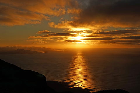 posta de sol, lanzarote, núvols, llum de fons, naturalesa, tranquil·litat, mar, bellesa a la natura, escena tranquil·la, cel, aigua, escenics - natura, núvol - cel, idíl·lic, color taronja, reflexió, horitzó sobre l’aigua, horitzó, llum solar, sol, platja, terra, cap gent, a l'aire lliure, cel romàntic, 5K, CC0, domini públic, lliure de regalies