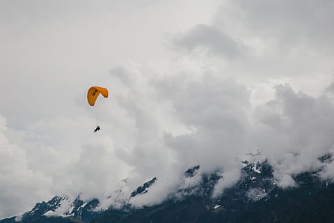 paralotniarstwo, mężczyzna, powietrze, spadochron, paragliding, Interlaken, Szwajcaria, latający, Sporty ekstremalne, sport, spadochroniarstwo, niebo, przygoda, szybownictwo, akcja, Zainteresowania, pogoń za rekreacją, na dworze, w powietrzu, czynność, ryzyko, chmura - niebo, wolność, niebieski, spędzania wolnego czasu, Zwiększyć, Natura, sport i fitness, mężczyźni, wiatr, niski kąt widzenia, osoba nie do poznania, transport, radość, dzień, podekscytowanie, 5K, CC0, domena publiczna, darmowe zdjęcia