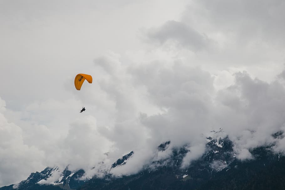 parapent per persona, home, aire, paracaigudes, parapent, interlaken, suïssa, volant, Esports extrems, esport, paracaigudisme, cel, aventura, lliscament, acció, aficions, recerca recreativa, a l'aire lliure, a l'aire, activitat, risc, núvol - cel, llibertat, blau, activitat d'oci, alt, naturalesa, esport i fitness, homes, vent, vista d’angle baix, persona irreconeixible, transport, joia, dia, alegria, 5K