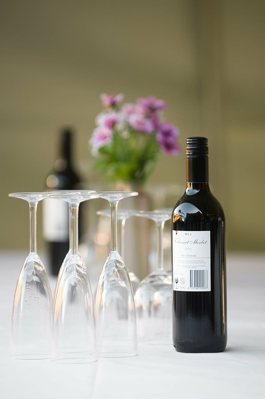 selektiv, fokus fotografi, vinflaske, glas, hvid, overflade, vin, spisning, restaurant, aftensmad, drikke, indstilling, alkohol, flaske, briller, romantisk, rødvin, romantik, fest, middagsselskab, blomst, bord, vase, ingen mennesker, drikkeglas, fokus på forgrunden, indendørs, dag, blomstrende plante, beholder, plante, natur, glas - materiale, friskhed, stilleben, skønhed i naturen, forfriskning, gennemsigtig, 1080P