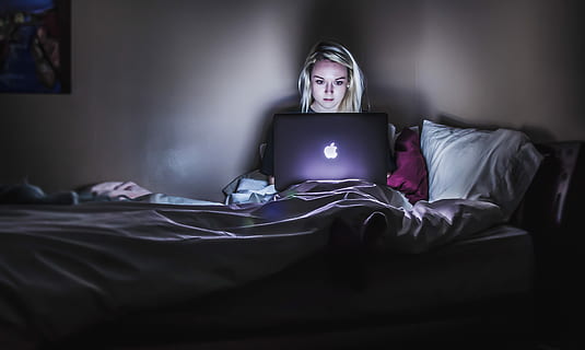femeie, ședință, pat, macbook, poală, utilizând, dormitor, mobila, o persoana, tehnologie, tehnologia fără fir, camera de zi, calculator, adult, în interior, noapte, comunicare, femei, iluminat, întuneric, lenjerie, foaie, laptop, conexiune, folosind laptopul, vizionarea, insomnie, lampă electrică, 4K, CC0, domeniu public, fără drepturi de autor
