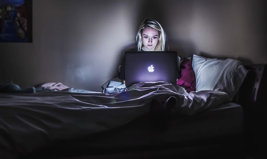 femeie, ședință, pat, macbook, poală, utilizând, dormitor, mobila, o persoana, tehnologie, tehnologia fără fir, camera de zi, calculator, adult, în interior, noapte, comunicare, femei, iluminat, întuneric, lenjerie, foaie, laptop, conexiune, folosind laptopul, vizionarea, insomnie, lampă electrică, 4K