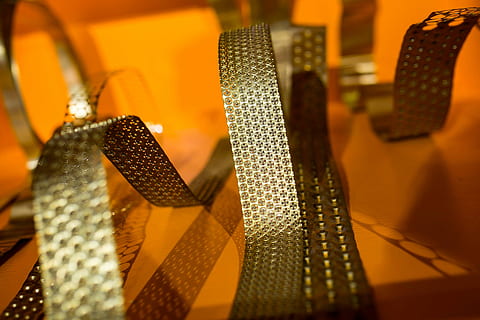 bøjede, gylden, metal, orange, baggrund, kunst, udstilling, installation, snoet, dekoration, ingen mennesker, skinnende, elegance, indendørs, tæt på, dag, selektiv fokusering, gave, Kunst og håndværk, guldfarvet, belyst, stilleben, julegave, fokus på forgrunden, fest, detail, rigdom, form, bånd, luksus, orange farve, smykker, detailvisning, 2K, CC0, offentligt domæne, royaltyfrie
