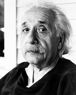 Albert Einstein, homem, físico, cientista, e mc2, vintage, professor, histórico, alemão, teorias, física, inteligente, teoria da relatividade, teoria quântica, premio Nobel, retrato, uma pessoa, adulto, Tiros na Cabeça, olhando para a câmera, machos, fechar-se, pessoas reais, adulto sênior, pêlos faciais, barba, expressão facial, estilos de vida, homens, olhando, enrugado, dentro de casa, adulto maduro, sobrancelha, rosto humano, cabelo humano, cabelo branco, Penteado, fazendo uma cara, 2K, CC0, domínio público, royalty free