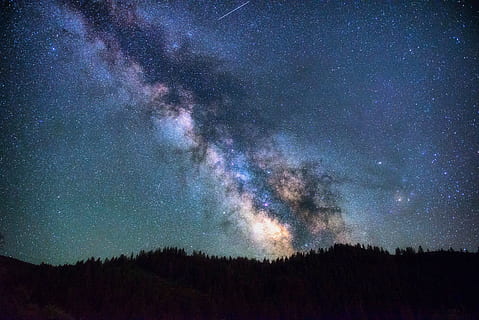 Zeitraffer Fotografie, Sterne, Antenne, Fotografie, Blick auf die Berge, Nachtzeit, Grün, schwarzer Himmel, Stern - Raum, Astronomie, Nacht-, Milchstraße, Galaxis, Himmel, Nebel, Natur, dunkel, Platz, Konstellation, Blau, Landschaft, Sternfeld, Wissenschaft, keine Leute, szenen, Ruhe, Schönheit in der Natur, Szenen - Natur, Baum, ruhige Szene, Pflanze, Star, Umgebung, Wald, Land, Weltraum und Astronomie, 4K, CC0, gemeinfrei, lizenzfrei