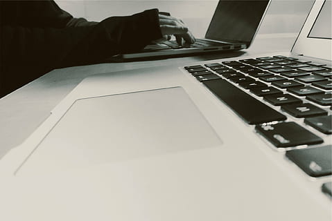 person typing, bærbar, æble, macbook pro, computer, maskinskrivning, arbejder, forretning, teknologi, kontor, computer tastatur, skrivebord, menneskelig hånd, trådløs teknologi, meddelelse, bruger bærbar computer, forbindelse, tastatur, indendørs, voksen, møbel, bord, computerudstyr, mennesker, computer netværk, menneskelig kropsdel, hånd, computer nøgle, 1080P, CC0, offentligt domæne, royaltyfrie