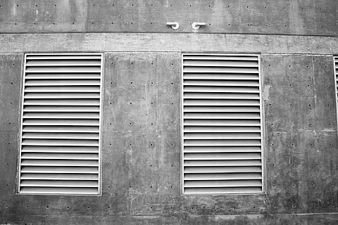 conducto de ventilación, ventilador, ducto de ventilación, ventilador, arquitectura, estructura construida, pared - característica de la construcción, ventana, nadie, exterior del edificio, día, modelo, pared, cerrado, metal, al aire libre, ducto de aire, edificio, antiguo, obturador, ladrillo, ciudad, seguridad, pared de ladrillo, color plateado, hormigón, 1080P, CC0, dominio público, libre de derechos
