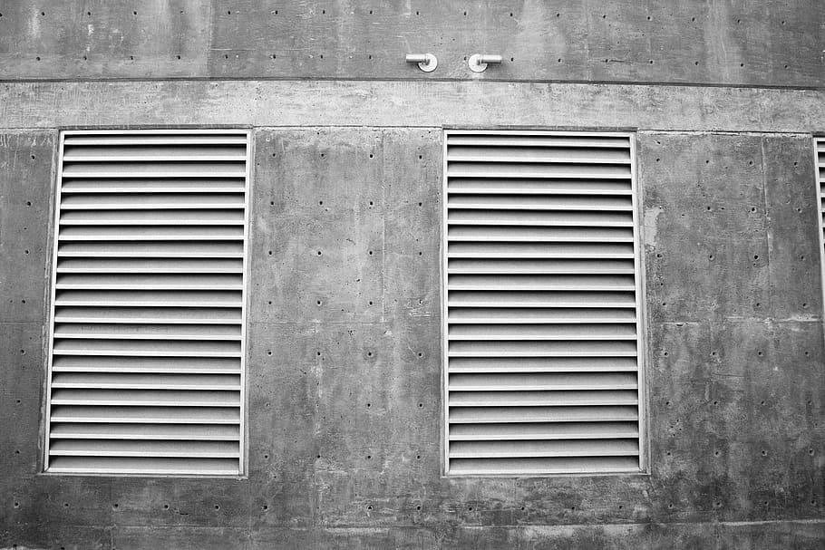 eix de ventilació, ventilador, eix de ventilació, ventilador, arquitectura, estructura construïda, funció de construcció de parets, finestra, cap gent, exterior de l'edifici, dia, patró, paret, tancat, metall, a l'aire lliure, conducte d'aire, edifici, vell, obturador, maó, ciutat, seguretat, paret de maó, color plata, concret, 1080P