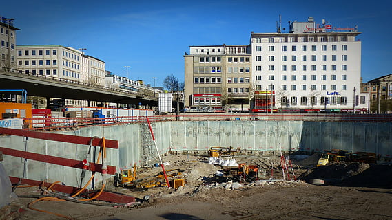 plaats, bouwmachine, machine, bouwwerkzaamheden, werk, bouw, bouwen, buitenkant van het gebouw, architectuur, ingebouwde structuur, stad, vervoer, hemel, natuur, wijze van transport, gebouw, dag, water, geen mensen, bouwindustrie, industrie, bouwplaats, nautisch schip, hoge hoekmening, buitenshuis, reizen, kantoorgebouw buitenkant, kanaal, wolkenkrabber, 4K, CC0, publiek domein, royaltyvrij