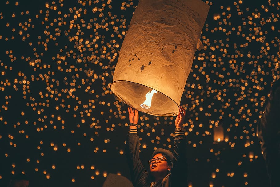Person, halten, Papierlaterne, Frau, Himmelslaterne, Laterne, Feuer, beleuchtet, Nacht-, Himmel, Lichtanlage, Feier, glühend, Veranstaltung, Lebensstile, Flachwinkelansicht, Emotion, orange Farbe, Freizeitbeschäftigung, drinnen, Glück, Menschen, Natur, in der Luft, positive Emotionen, Licht, 5K