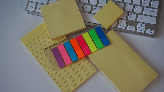 postit, 스티커 메모, 점착제, 접착제 노트, 사무용품, 메모장, 멀티 컬러, 변화, 실내, 사무실, 사업, 선택, 노트, 종이, 독창성, 색상 견본, 아무도, 노랑, 컴퓨터, 조언, 높은 각도보기, 표, 비즈니스 금융 및 산업, 문서, 건반, 5K, CC0, 공개 도메인, 로열티 무료