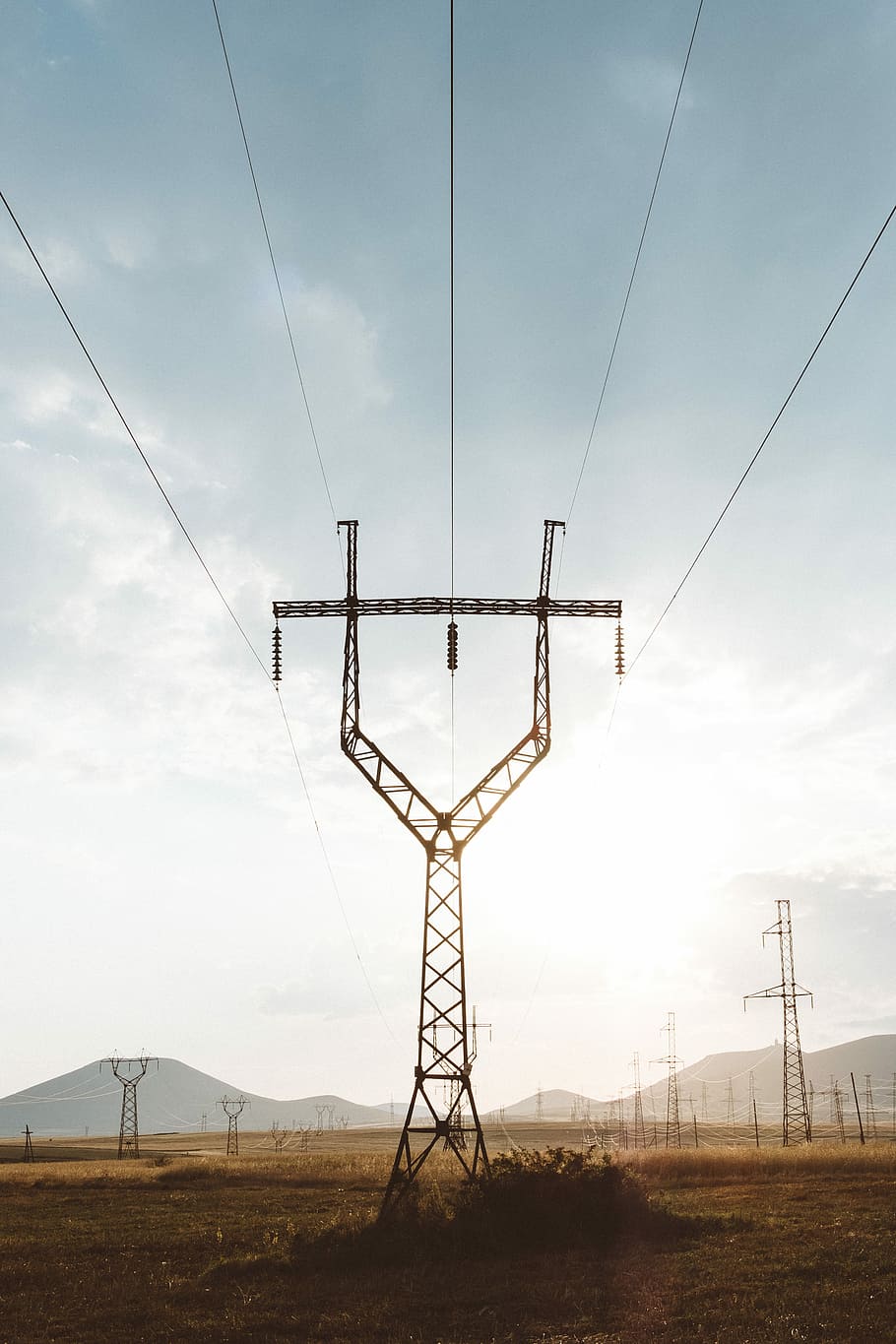 elektrisk post, Foto, netværk tårn, græsfelt, pylon, kabel, tråd, himmel, Sky, strømkabel, bjerg, Mark, græs, tåge, armensk, stolpe, station, strøm, el-pylon, elektricitet, sky - himmel, Strømforsyning, teknologi, brændstof og elproduktion, natur, forbindelse, ingen mennesker, dag, miljø, lav vinkel visning, jord, landskab, arkitektur, udendørs, 4K