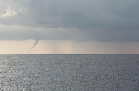 fotografia, aigua, brollar, cos, tornado, cel, cors, núvol, cel ennuvolat, naturalesa, mar, temps, blau, núvol - cel, bellesa a la natura, horitzó, tempesta, horitzó sobre l’aigua, escenics - natura, medi ambient, núvol de tempesta, tranquil·litat, cel dramàtic, cap gent, a l'aire lliure, escena tranquil·la, clima extrem, dia, ominós, poder a la natura, 4K, CC0, domini públic, lliure de regalies