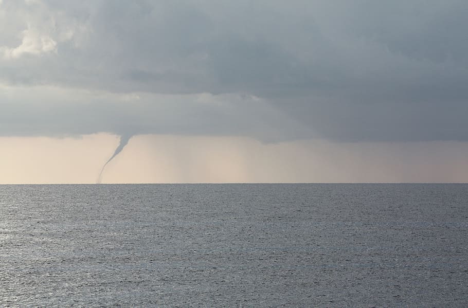 fotografia, aigua, brollar, cos, tornado, cel, cors, núvol, cel ennuvolat, naturalesa, mar, temps, blau, núvol - cel, bellesa a la natura, horitzó, tempesta, horitzó sobre l’aigua, escenics - natura, medi ambient, núvol de tempesta, tranquil·litat, cel dramàtic, cap gent, a l'aire lliure, escena tranquil·la, clima extrem, dia, ominós, poder a la natura, 4K
