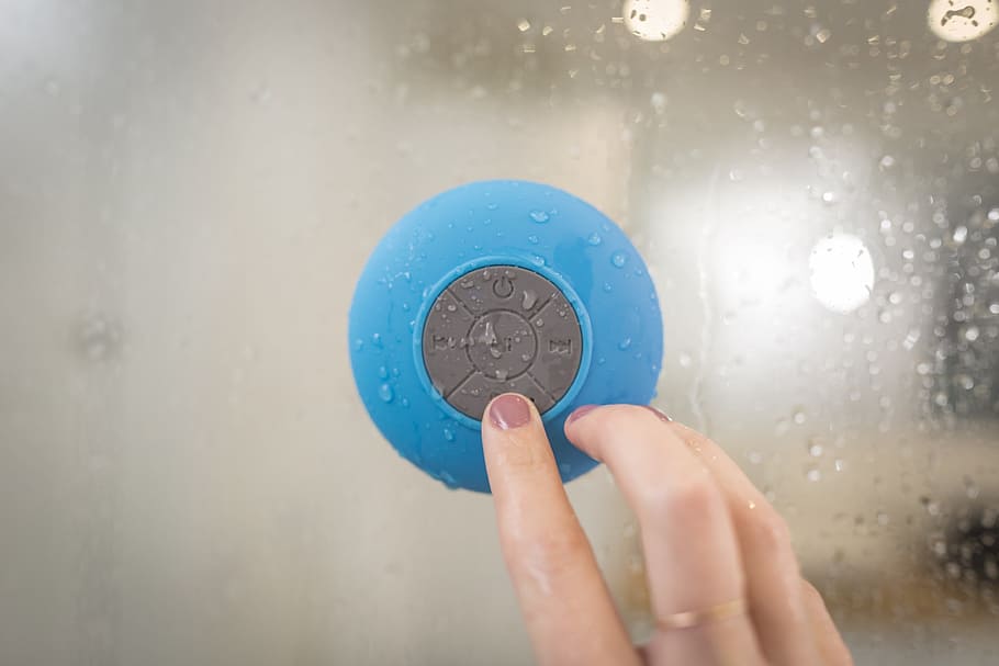 blau, bluetooth, altaveu, electrònica, tecnologia, impermeable, música, so, humit, aigua, mà humana, mà, part del cos humà, celebració, una persona, persones reals, part del cos, estils de vida, a l'interior, dit humà, dit, persona irreconeixible, cercle, forma geomètrica, primer pla, perspectiva personal, activitat d'oci, extremitat humana, 4K