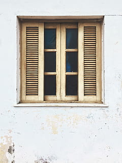 braunes Holzfenster, Fenster, Wand, Verschluss, Weiß, bräunen, die Architektur, Gebäudehülle, gebaute Struktur, Gebäude, Tag, keine Leute, Haus, Wandbau - Funktion, Wohngegend, geschlossen, alt, draußen, Flachwinkelansicht, Holz - Material, verlassen, Fensterrahmen, verwittert, 2K, CC0, gemeinfrei, lizenzfrei