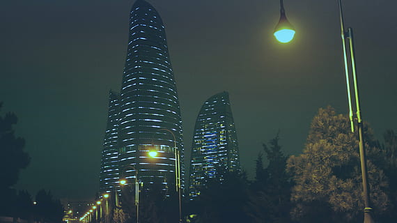 výškové, budov, stromy, budova, struktura, nebe, infrastruktura, okno, zřízení, hotel, město, městský, architektura, světlo, temný, noc, příspěvků, svítí, mrakodrap, moderní, exteriér budovy, nízký úhel pohledu, nikdo, stavba, venku, kancelářská budova exteriér, osvětlovací zařízení, vysoká - vysoká, Příroda, pouliční osvětlení, věž, rostlina, měsíční svit, 5K