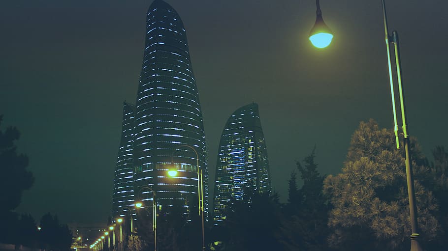 de gran alçada, edificis, arbres, edifici, estructura, cel, infraestructura, finestra, establiment, hotel, ciutat, urbà, arquitectura, llum, fosc, nit, missatges, il·luminat, gratacels, modern, exterior de l'edifici, vista d’angle baix, cap gent, estructura construïda, a l'aire lliure, exterior d’edifici d’oficines, equips d’il·luminació, alta - alta, naturalesa, llum del carrer, torre, planta, llum de la lluna, 5K