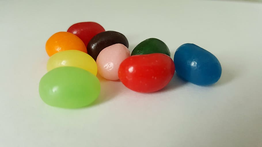 gometes, caramels, Pasqua, colorit, tractar, vermell, blau, verd, groc, taronja, jellybean, dolç, sucre, poc sa, glucosa, berenar, multicolor, fons blanc, color verd, tir de l'estudi, primer pla, variació, cap gent, marbres, infància, a l'interior, menjar dolç, elecció, menjar, natura morta, menjar i beguda, grup d'objectes, gran grup d'objectes, menjar poc saludable, ordre, 5K