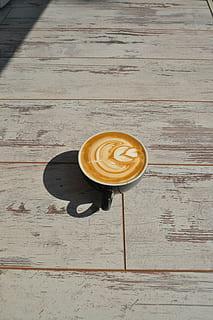redondo, negro, taza de café, Cafe expreso, café, frijol, semilla, marrón, madera, caliente, jarra, vaso, Art º, diseño, sombra, café - bebida, beber, comida y bebida, bebida espumosa, capuchino, arte de la espuma, vista de alto ángulo, latté, mesa, refresco, naturaleza muerta, bebida caliente, material de madera, frescura, nadie, directamente arriba, vajilla, espuma, bebida sin alcohol, cafeína, 2K, CC0, dominio público, libre de derechos