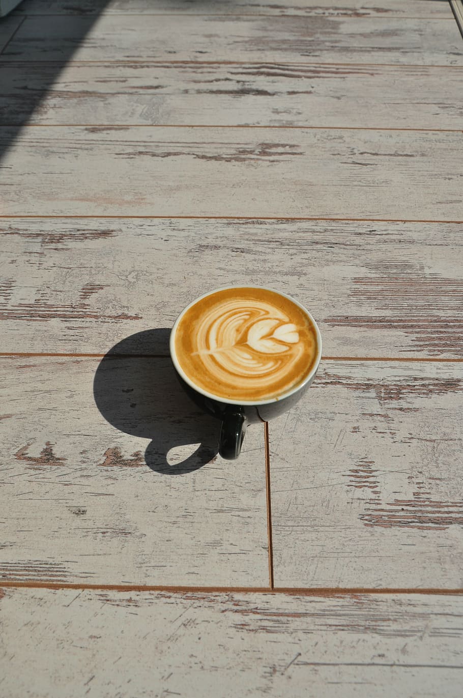 rodó, negre, tassa de cafè, cafè espresso, cafè, mongeta, llavor, marró, cafeteria, fusta, calenta, tassa, art, disseny, ombra, cafè - beguda, beure, menjar i beguda, beguda espumosa, cappuccino, art escumat, vista d’angle alt, latte, taula, refresc, natura morta, beguda calenta, material de fusta, frescor, cap gent, directament a sobre, vaixella, escuma, begudes sense alcohol, cafeïna, 2K