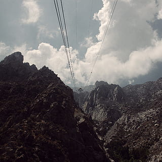 hory, mraky, Příroda, nebe, krajina, cestovat, Pohled, venkovní, Skála, scenérie, scénický, cestovní ruch, les, vrchol, letní, přírodní, údolí, turistika, sezóna, životní prostředí, klidný, hora, kabel, mrak - nebe, scenics - příroda, elektřina, krása v přírodě, den, nikdo, nízký úhel pohledu, pohoří, klidné scény, elektrické vedení, klid, venku, mimoměstské scény, nadzemní lanovka, zdroj napájení, horský vrchol, 1080P, CC0, veřejná doména, bez autorských práv