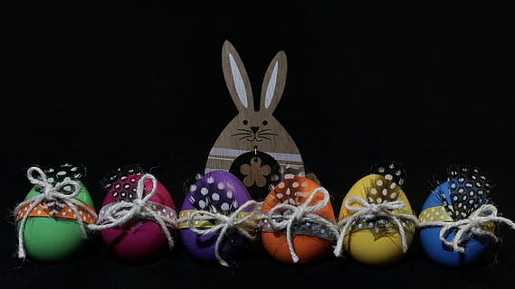 Bündel, Ostereier, Ostern, Ei, bunte Eier, bunt, Frohe Ostern, farbig, gefärbte Eier, Farbe, gefärbte Ostereier, schließen, modern, Hase, Osterhase, verziert, Ornamente, Licht, Beleuchtung, hell, glänzend, Frühling, Lebensmittel, Urlaub, Feier, Essen und Trinken, Studioaufnahme, schwarzer Hintergrund, drinnen, Osterei, keine Leute, Tierdarstellung, Kaninchen - Tier, Tier, Darstellung, gesundes Essen, Gruppe von Objekten, 5K, CC0, gemeinfrei, lizenzfrei