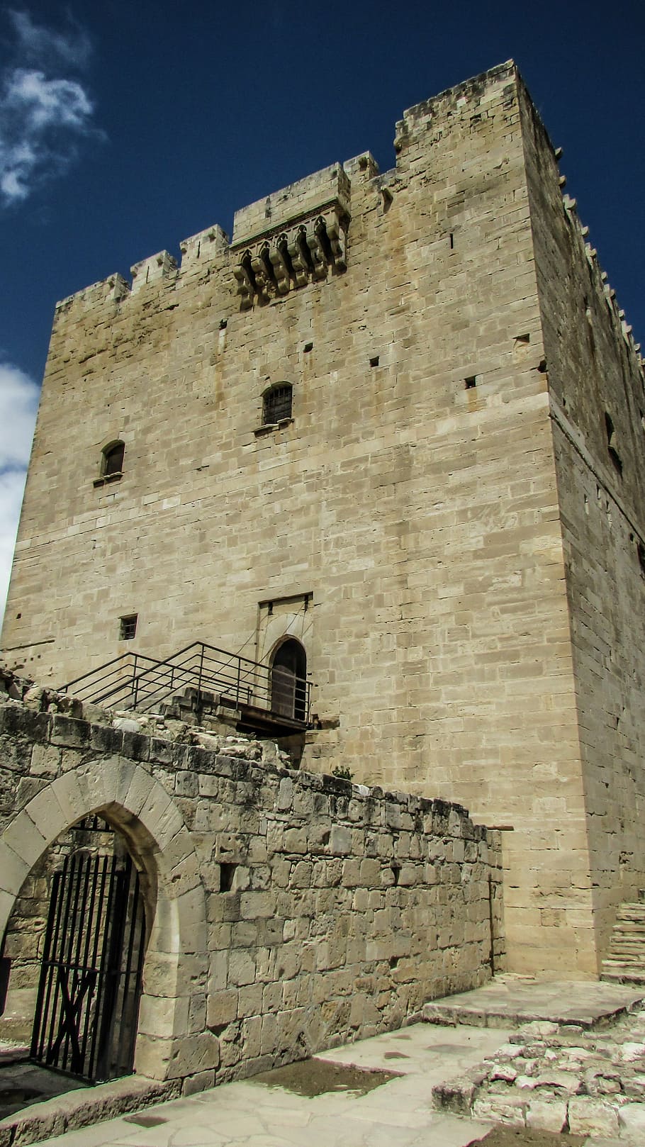 Xipre, kolossi, castell, medieval, història, arquitectura, fort, torre, fortalesa, fortificació, estructura construïda, exterior de l'edifici, vista d’angle baix, cel, el passat, edifici, cap gent, dia, naturalesa, finestra, paret, vell, llum solar, a l'aire lliure, cel clar, turisme, destinacions de viatge, paret de pedra, 4K